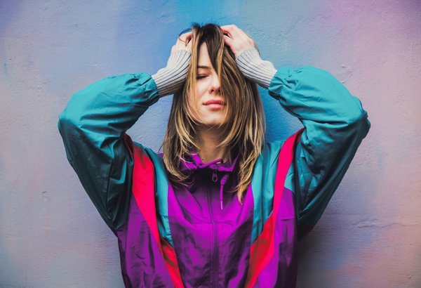 Astuces pour combiner des broches vintage avec des tenues modernes?