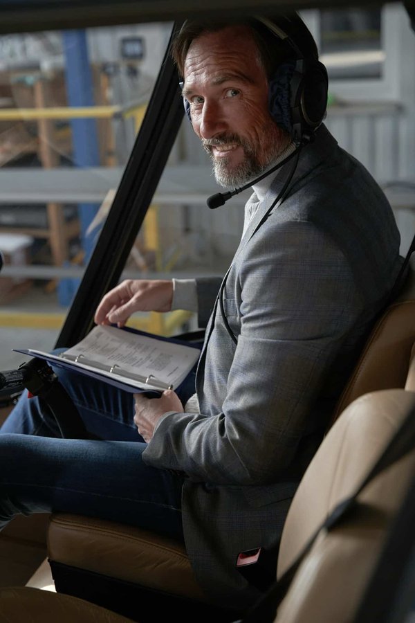 Quels conseils pour porter un blouson aviateur en cuir avec un style féminin?