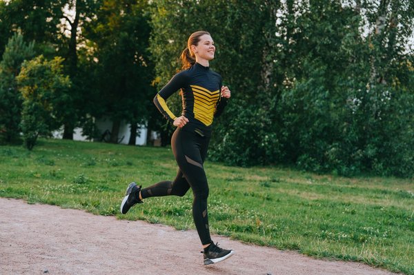 Quelles marques proposent des vêtements de sport chic pour femmes?