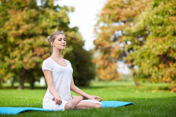 Quelles postures de yoga sont bénéfiques pour les femmes souffrant d'incontinence urinaire ?